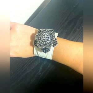 Bracelet rhinestone flower on white leather band with buckle